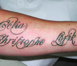 Tatouage calligraphie prénom sur le bras