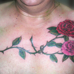 Tatouage rose sur le torse