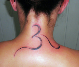 Tatouage signe sur la nuque