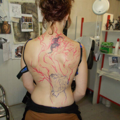 Avec une telle taille de tatouage, impossible de faire un calque ! Aussi on trace le dessin à main levée directement sur le dos.