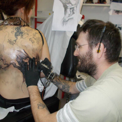 Le travail commence : on débute par tatouer les tracer puis on enchaîne avec les personnages