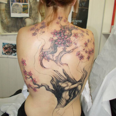 La texture de l'arbre et des branches sont traitées de manière réaliste.