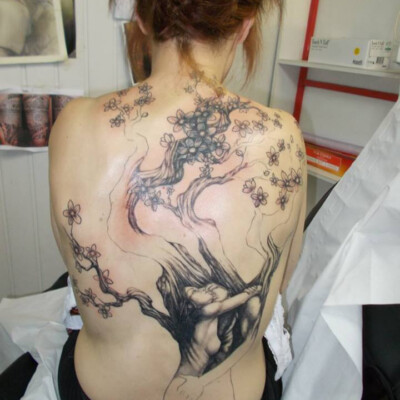 L'ancien tatouage disparait déjà derrière le nouveau mais le travail n'est pas encore fini !