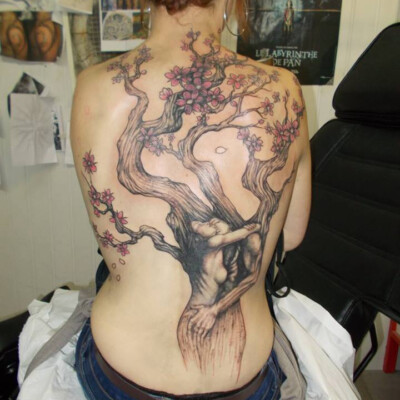 Tatouage du dos vu dans son ensemble