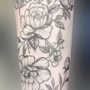 Tatouage de fleur en style fine art sur l'avant-bras