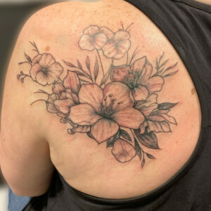 Tatouage fleur sur l'épaule en style fine art