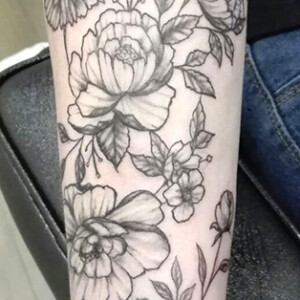 tatouage manchette fleur de style fine art