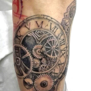 Tatouage mécanismes horloge en noir et ombres
