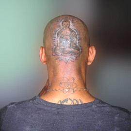 Tatouage Bouddha sur le crâne