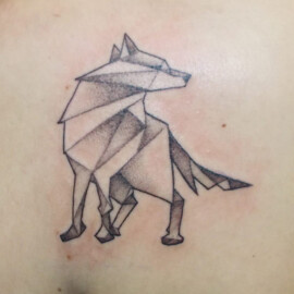 Tatouage loup style origami
