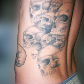 Tatouage crânes et têtes de mort dans le dos et sur le flanc