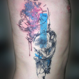 Tatouage graphique sur le flanc avec effets de couleur