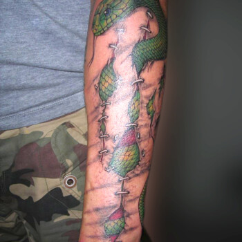 Tatouage serpent qui sort du bras en trompe l'œil, effet réaliste