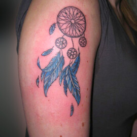 Tatouage attrape rêve en couleur