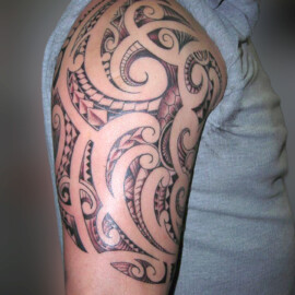 Tatouage effet tribal graphique