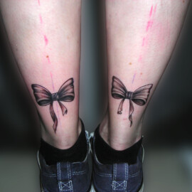 Tatouage nœuds sur les chevilles style old school