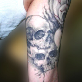 Tatouage crânes et têtes de mort sur le bras style réaliste