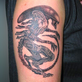 Tatouage alien style réaliste