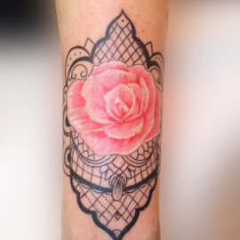 Tatouage rose en couleur et dentelle