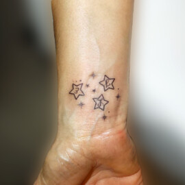 Tatouage discret petites étoiles sur le poignet avec initiales prénom