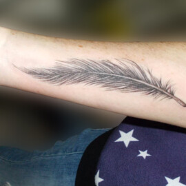 Tatouage plume sur le bras