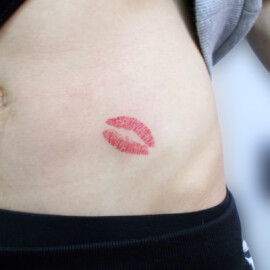 Tatouage bisous trace de rouge à lèvres