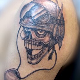 Tatouage tête de mort avec un casque et des lunettes de motard