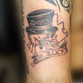 Tatouage tête de mort chapeau haut de forme
