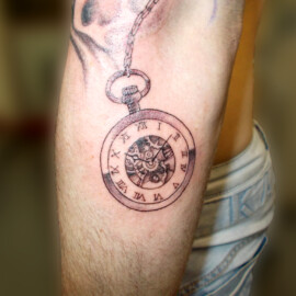 Tatouage horloge style réaliste