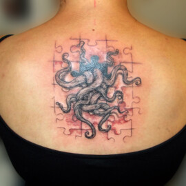 Tatouage pieuvre dans le dos avec effet puzzle