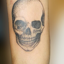 Tatouage tête de mort effet dots Tatouage tête de mort effet dots