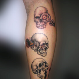 Tatouage tête de mort "Je vois, J'écoute, Je parle"