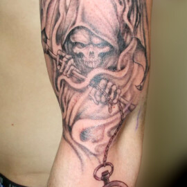 Tatouage faucheuse avec une montre style réaliste