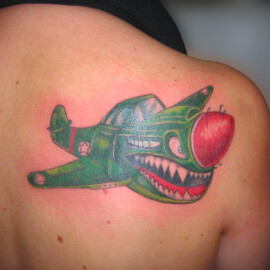 Tatouage avion de guerre cartoon