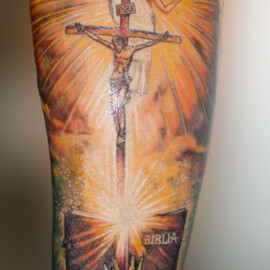 Tatouage Jésus Christ avec bible