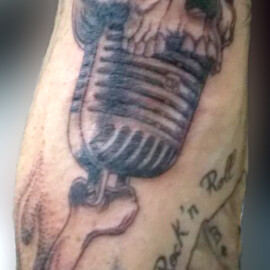 Tatouage micro et tête de mort Tatouage micro et tête de mort
