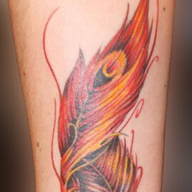 Tatouage plume en couleur