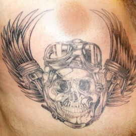 Tatouage tête de mort motard avec des ailes