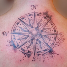 Tatouage boussole sur le haut du dos