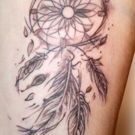 Tatouage attrape rêve en noir et blanc