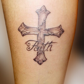 Tatouage croix chrétienne avec calligraphie