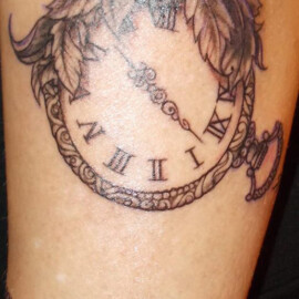Tatouage horloge style réaliste