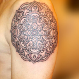 Tatouage mandala sur l'épaule