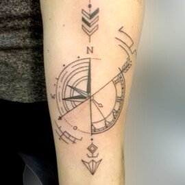 Tatouage graphique boussole style fine art