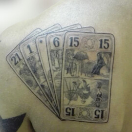 Tatouage jeu de carte style réaliste noir et ombrages