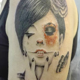Tatouage portrait femme zombie en noir et couleur