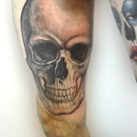 Tatouage grande tête de mort couvrant la cuisse