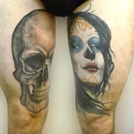 Tatouage sur les deux cuisses : tête de mort et Santa Muerte en style réaliste