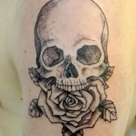 Tatouage tête de mort et rose en noir