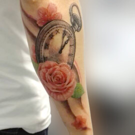 Tatouage horloge et fleurs en couleur